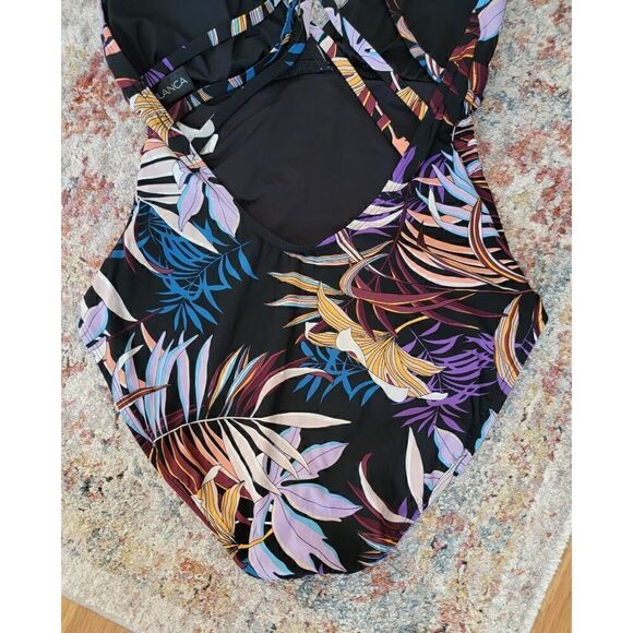 La Blanca Botanical One-P Swimsuit 10 - Picture 4 of 7